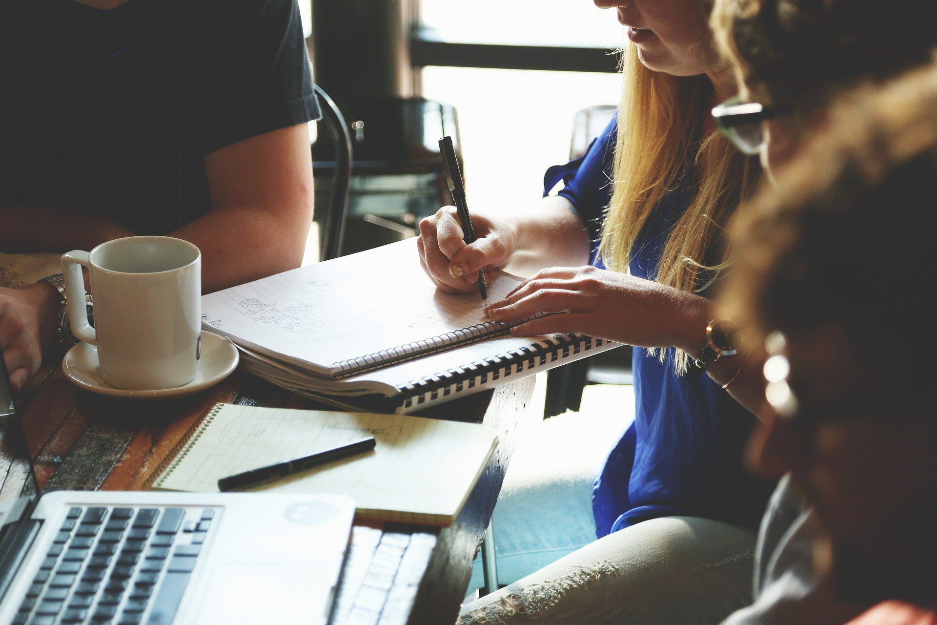 pessoas fazendo reunião de trabalho