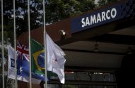Bandeiras da Samarco, Austrália, Brasil e Minas Gerais hasteadas em frente à entrada da Samarco