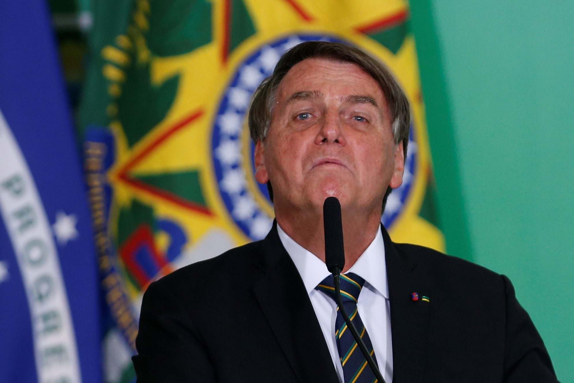 Bolsonaro promete vetar reforma se houver aumento da carga tributária