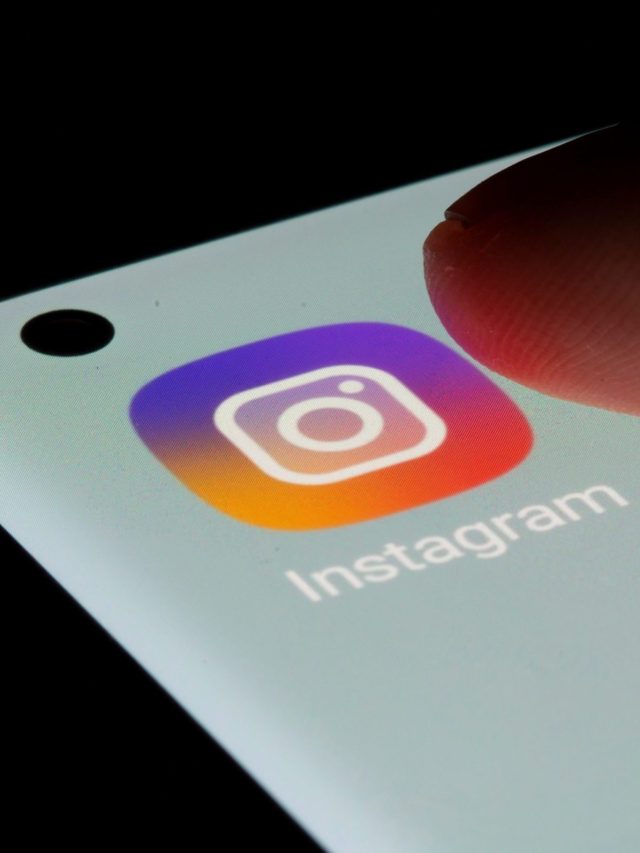 Dedo tocando o ícone do Instagram em uma tela de smartphone.