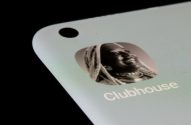 Tela de smartphone exibe o ícone do aplicativo Clubhouse, com um retrato sorridente em preto e branco.
