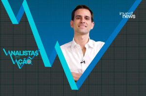 Apresentador sorridente em fundo de gráfico financeiro azul com logo Invest News e Analistas em Ação.