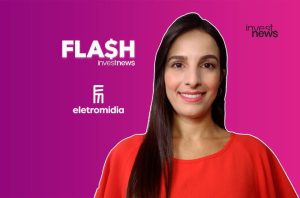 Mulher sorrindo, com textos "FLASH investnews" e "eletromidia". Fundo roxo e logo "investnews" no canto.
