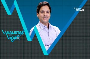 Homem sorrindo sobre gráfico financeiro azul, com "Analistas em Ação" e investnews.