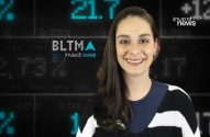 Mulher sorrindo em frente a um painel com dados financeiros e o logo "investnews".