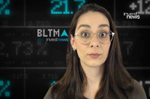 Apresentadora com óculos e expressão atenta, diante de tela com dados do mercado financeiro e logos 'investnews'.