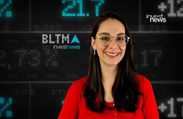 Apresentadora sorridente com óculos e blusa vermelha em estúdio com tela digital exibindo dados financeiros e logo InvestNews.