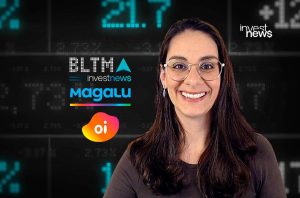 Mulher de óculos sorrindo, à frente de tela com dados financeiros e logos: InvestNews, Magalu, Oi.