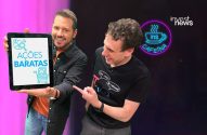 Dois homens sorrindo lado a lado em um estúdio.