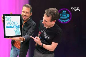 Dois homens sorrindo lado a lado em um estúdio.