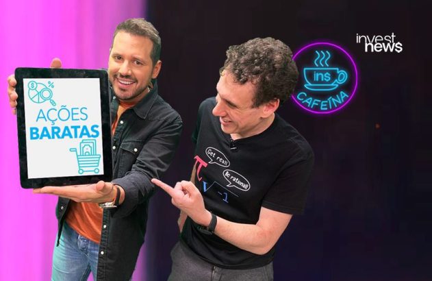 Dois homens sorrindo lado a lado em um estúdio.