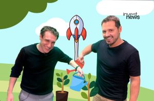 Dois homens sorrindo regam mudas, com um foguete e paisagem cartoon no fundo. Logo 'invest news'.