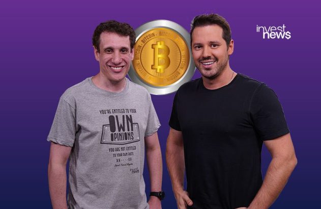 Dois homens sorridentes, com moeda Bitcoin e logo Invest News ao fundo.