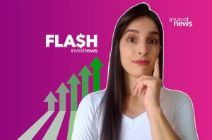 Mulher em pose pensativa ao lado de setas de crescimento e logo 'FLASH investnews'. Tema: notícias financeiras.