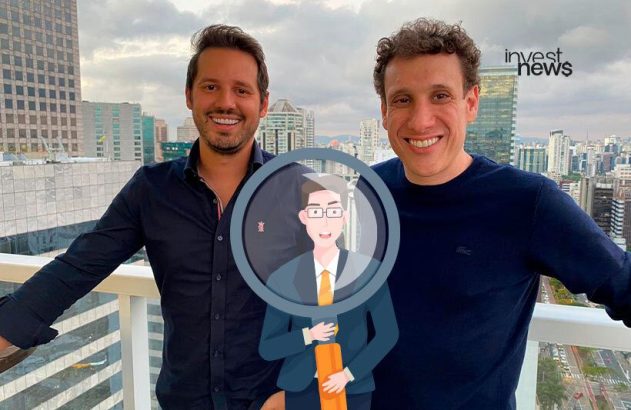 Dois homens sorrindo, com cidade ao fundo. Lupa com ilustração de profissional sobreposta. Logo Invest News.