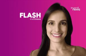 Mulher sorrindo para a câmera, em fundo roxo com os logos 'FLASH' e 'investnews'.