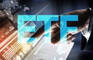 Mão toca tela digital transparente com gráficos, mapa e dados financeiros. A sigla "ETF" está em destaque.