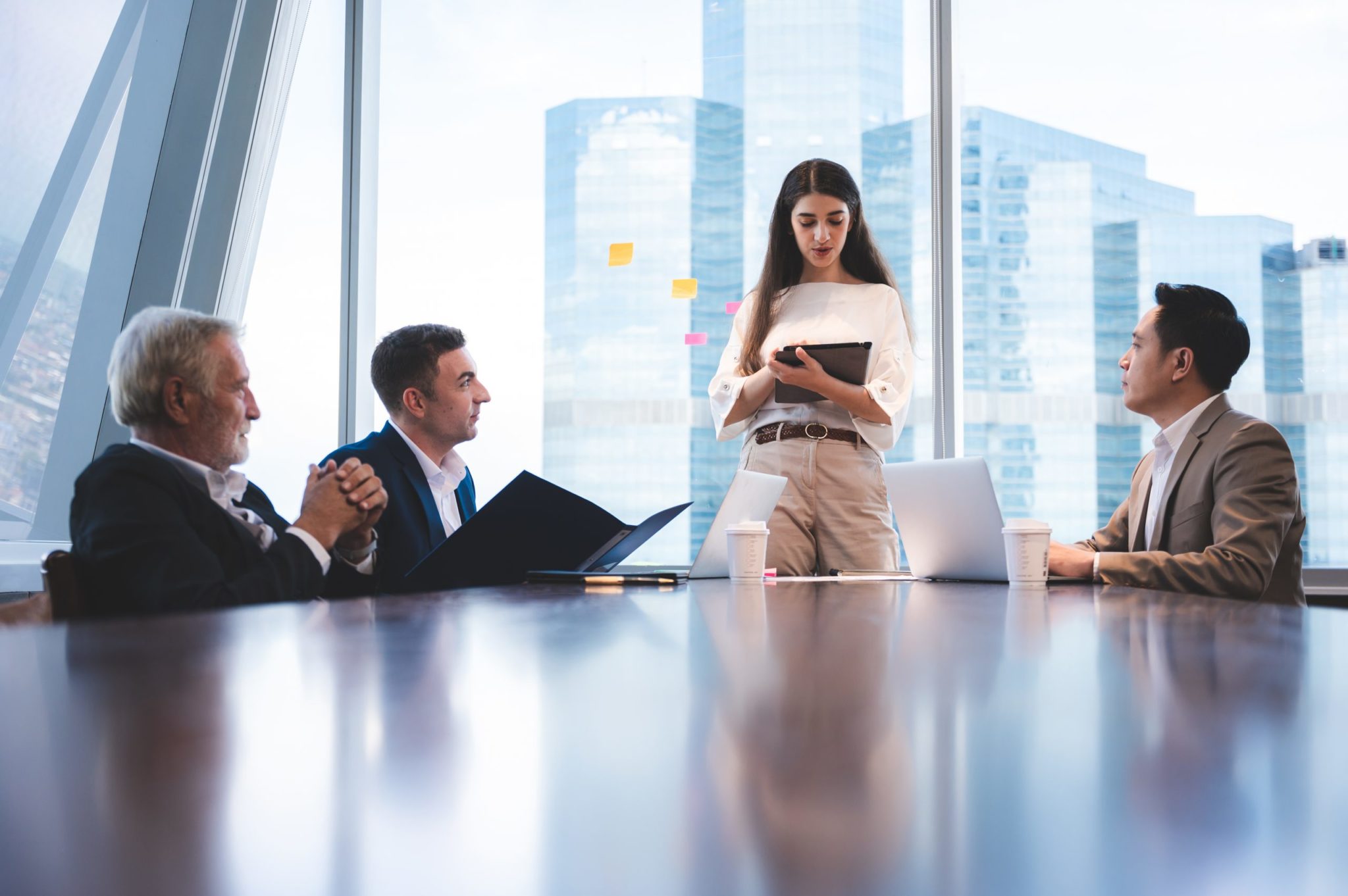 Mulher em reunião de trabalho com homens