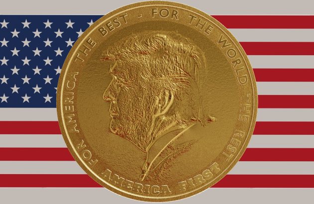 Medalha dourada com perfil de Donald Trump na bandeira dos EUA, com lemas 'America The Best' e 'America First'.