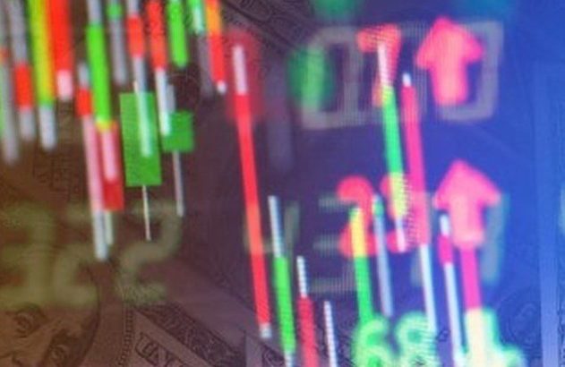 Gráfico de velas do mercado financeiro com números e setas sobre notas de dólar.