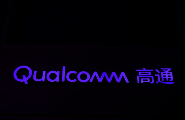 Letreiro neon roxo da Qualcomm (高通) em fundo preto.
