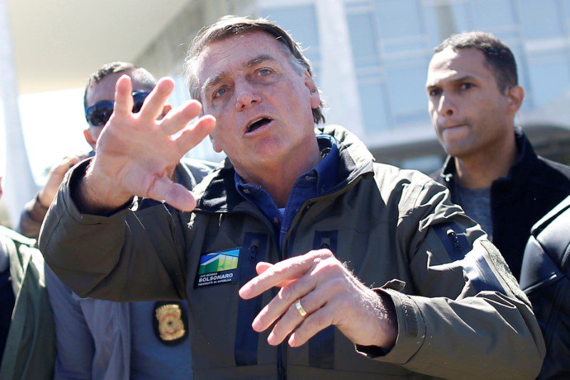 Presidente Jair Bolsonaro durante passeio de moto com apoiadores em Brasília