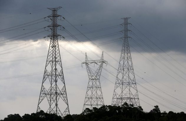 Torres de transmissão de energia perto da represa de Diadema