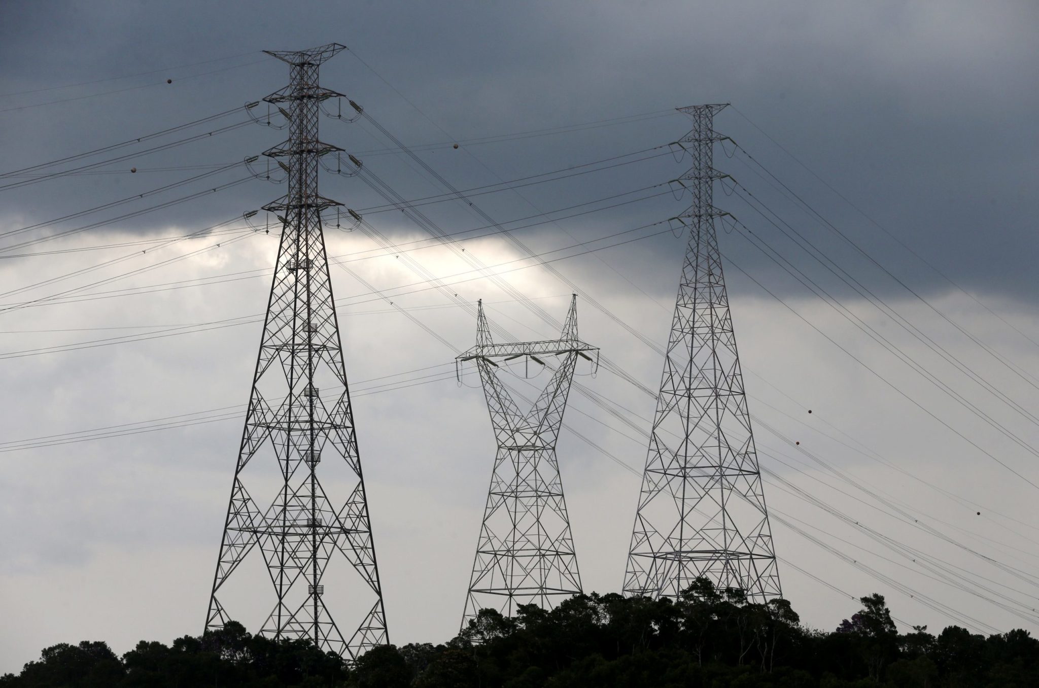 Torres de transmissão de energia perto da represa de Diadema