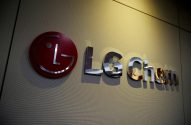 Logotipo LG Chem e nome da empresa em destaque, em letras metálicas 3D sobre parede texturizada.
