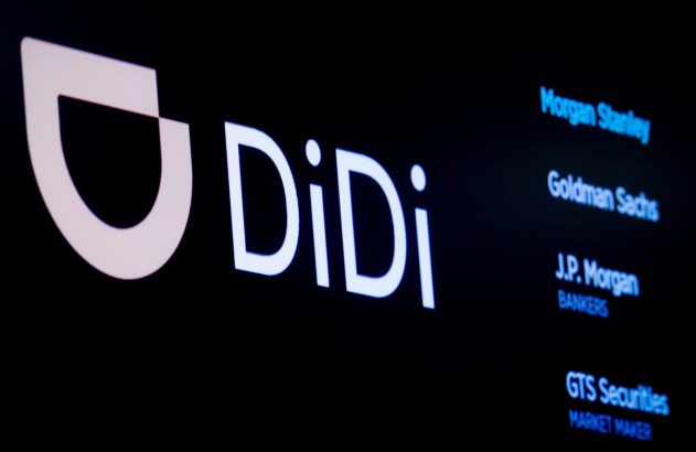 Um monitor escuro exibe o logo branco da DiDi e uma lista de instituições financeiras, como Morgan Stanley e Goldman Sachs.