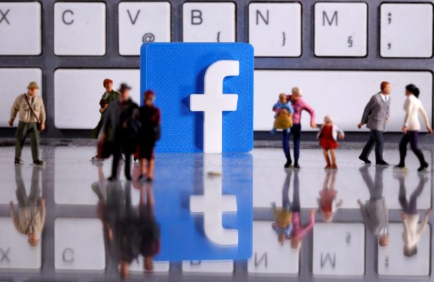 Pessoas em miniatura e um logo do Facebook em um teclado, com reflexos.