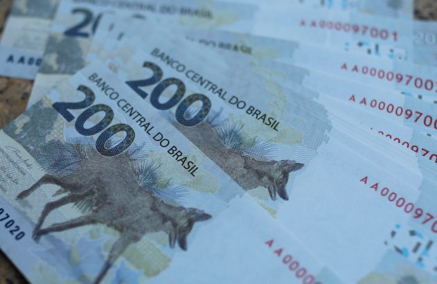 Várias notas de 200 reais do Brasil, com o lobo-guará, dispostas em leque.