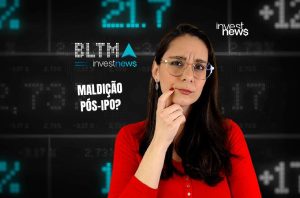 Mulher de óculos e camisa vermelha pensativa, com fundo de dados financeiros e o texto "Maldição Pós-IPO?".