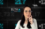 Jornalista financeira de óculos, olhando para a câmera, sobre fundo digital com dados e o logo "invest news".
