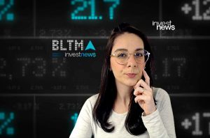 Jornalista financeira de óculos, olhando para a câmera, sobre fundo digital com dados e o logo "invest news".