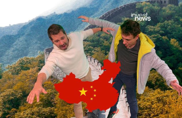 dony e samy caindo da muralha da China