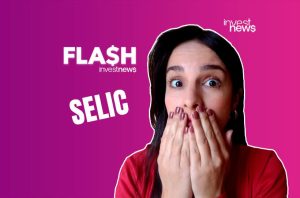 Mulher chocada com as mãos na boca ao lado dos textos "FLASH" e "SELIC" em um fundo roxo.