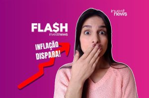 A imagem mostra uma mulher com uma expressão de surpresa ou choque, cobrindo a boca com a mão. À esquerda, há um texto branco que diz "FLASH" (com um cifrão como "S") e abaixo, "investnews". Um pouco abaixo e à direita, um texto inclinado em branco diz "INFLAÇÃO DISPARA!" (Inflação Dispara!), acompanhado por uma seta vermelha grossa e ascendente, que parte da área inferior esquerda e sobe em direção ao texto. O fundo da imagem é um gradiente de cores que varia do roxo escuro no canto superior esquerdo para um tom de rosa choque mais claro no lado direito. No canto superior direito, há o logo "investnews".