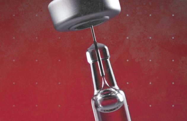 Vacina febre amarela em frasco sendo aspirada por seringa com agulha.