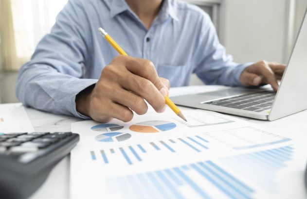 Homem faz análise de investimentos