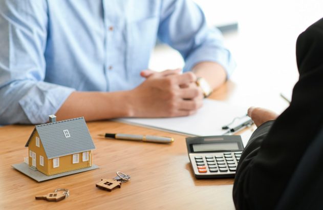 imagem mostra homens fazendo cálculos para ilustrar reportagem sobre IPTU 2026