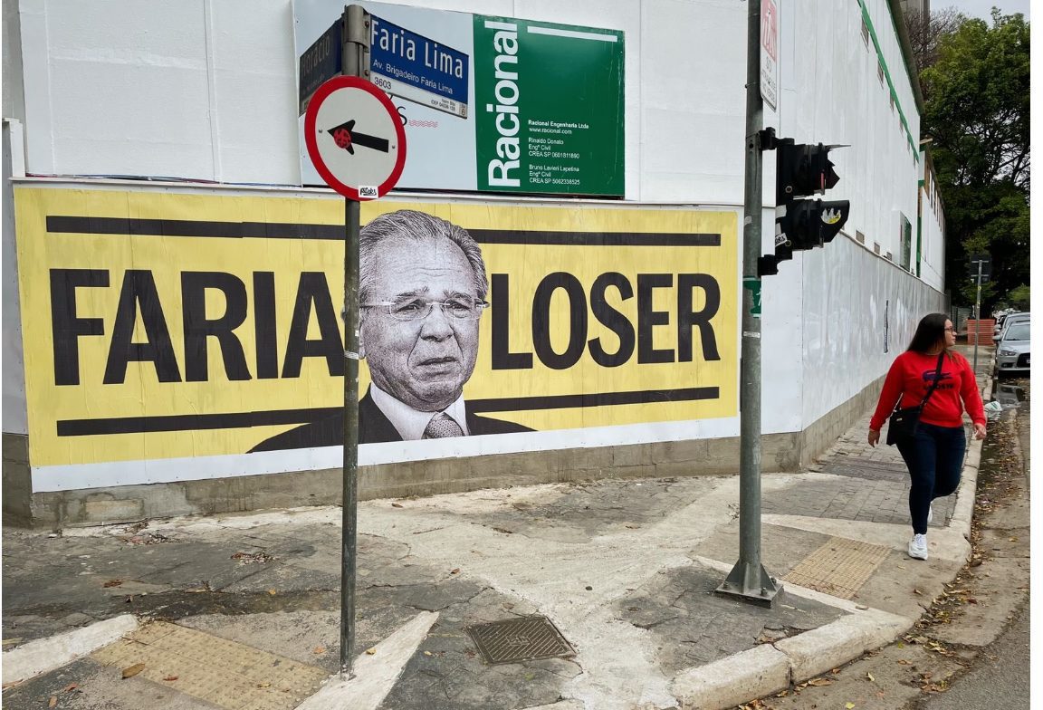 Cartaz chama Paulo Guedes de ‘Faria Loser’ em avenida de São Paulo