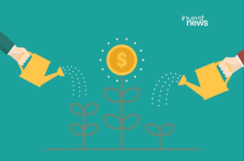 Ilustração do tema reserva de emergência, 2 pessoas regando as plantas de dinheiro.