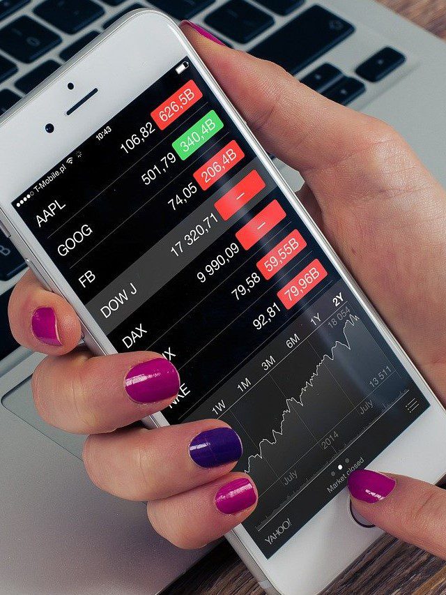 Ilustração de um celular mostrando taxas para investir em ações, tema é ações mais negociadas