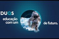 Astronauta flutuando no espaço sobre a Terra. Texto: YDUQS educação com um futuro.