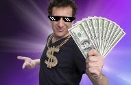 samy dana com notas de dólar nas mãos