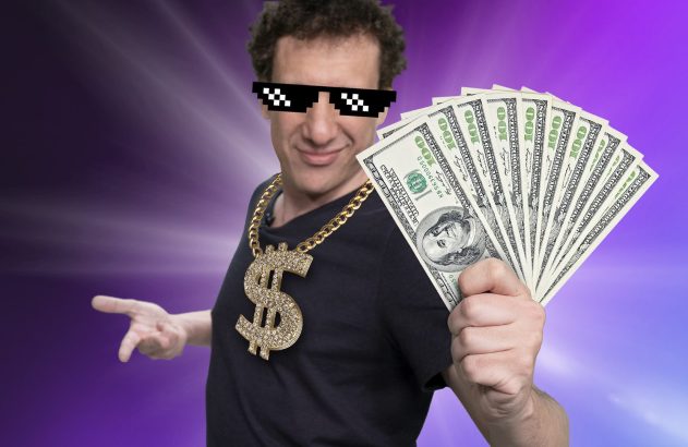 samy dana com notas de dólar nas mãos