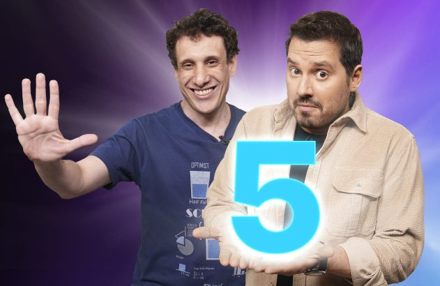 samy e dony com o número 5 nas mãos