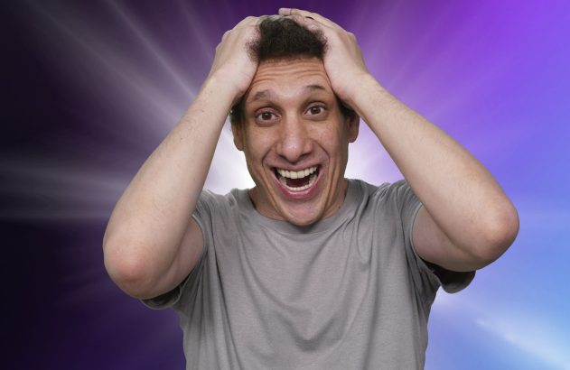 samy dana com as mãos na cabeça