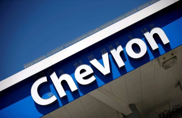 Logotipo da Chevron branco em uma placa azul